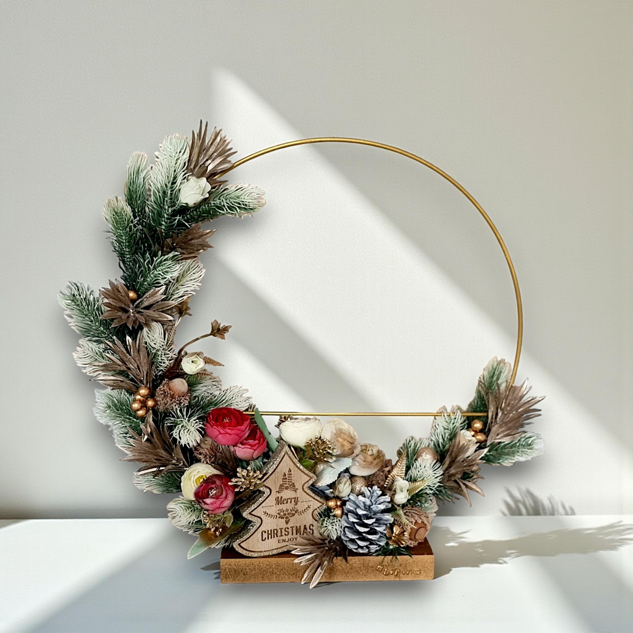Aranjament alb Craciun, cerc metalic 40 cm 1 Aranjament alb Craciun, cerc metalic 40 cm