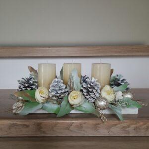 Aranjament elegant alb auriu, 3 lumânări