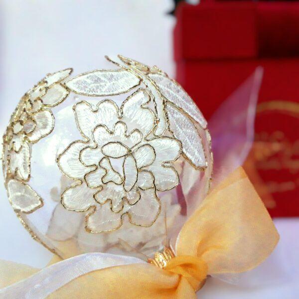 Glob Crăciun dantelă flori ivoire cu auriu, 10 cm